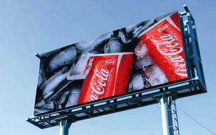 Vollfarbige Werbeanzeigen Billboard Outdoor Feste digitale LED-Display-Bildschirme Weißes Design zur Wärmeableitung