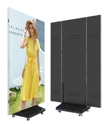 Dreifach faltbares LED-Poster-Display für den Innenbereich ist nahtlos und brillant, ideal für Luxus-Einzelhandelsausstellungen und Gastgewerbe.